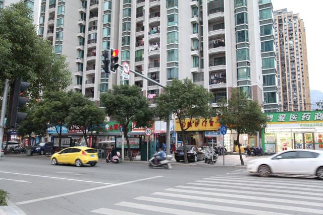 侃房哥 老姜推荐 海外 经过名城中心再往前是一个t字路口,左转进入宗