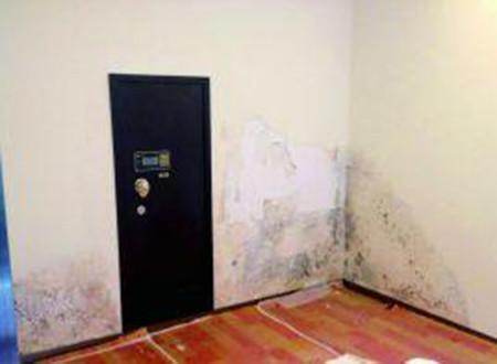 万科千万精装房被曝质量缺陷 地暖漏水墙体霉