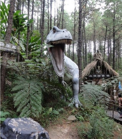 和小伙伴们一起走进真实版的侏罗纪公园,体验刺激好玩的恐龙飞镖锦标