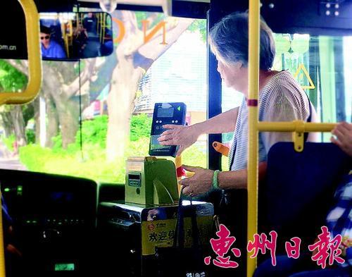 惠州部分片区老人爱与年轻人争峰挤公车