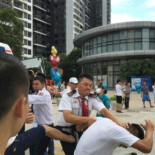 惠州一小区保安与健身房员工当街上演 全武行