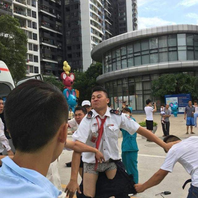 惠州一小区保安与健身房员工当街上演"全武行"_房产惠州站_腾讯网