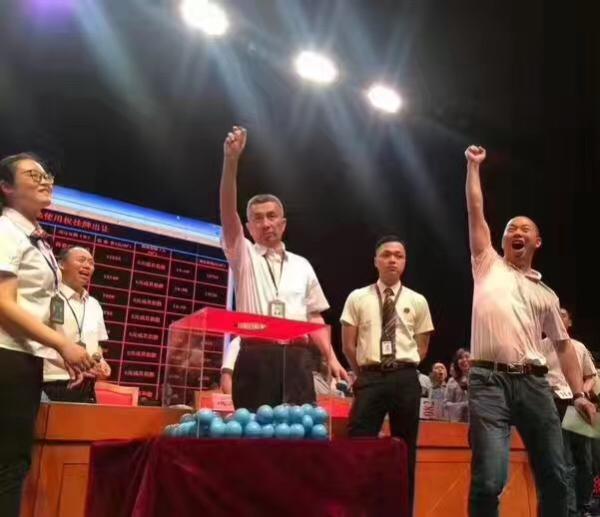 数百家房企嘉兴剧院抽签买地 像买彩票中了欢呼