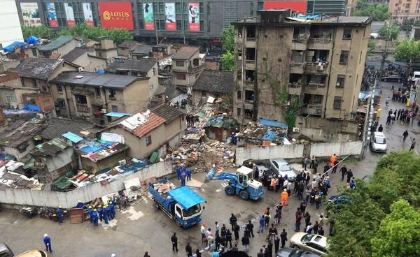上海虹口新港路老式居民楼倒塌致2死4伤5人获