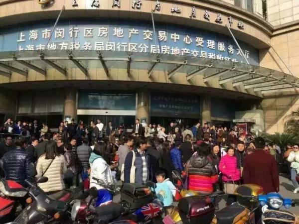 全国多地楼市发烧 上海交易中心被挤爆