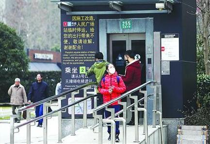 不知人民广场封站 乘客急得“团团转”