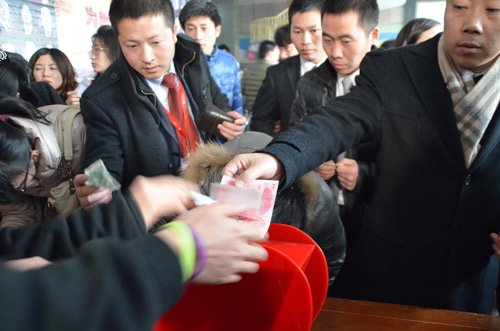 汉宇地产2012年度员工大会:为单狂成交王