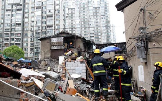 上海虹口老楼倒塌房龄超50年由平房加盖至三层