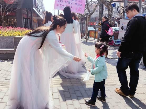 今日惠南街头惊现"白浅" 神cos引发高人气