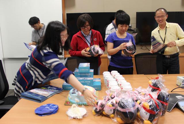 酷炫公仔送到办公室 腾讯微信下午茶全城在行