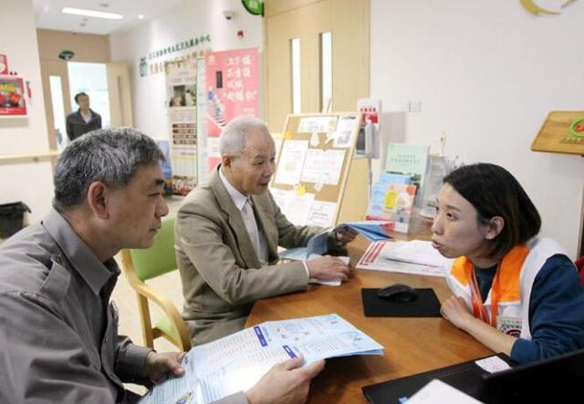 上海推出社区养老顾问试点 接受市民群众咨询