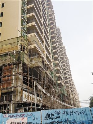 在建楼多停工 新政出台深圳小产权房不冷反热