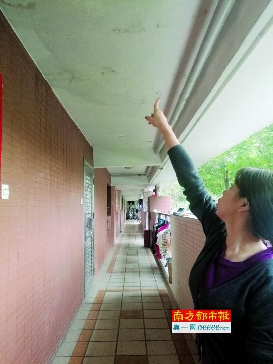 【深安居房门口走廊水管裂了 开发商称已过保