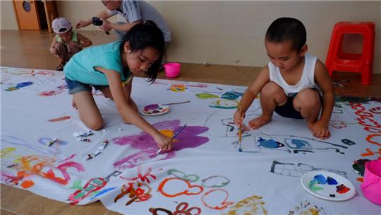 十里银滩幼儿园:六一举办画展 精彩活动唤醒童