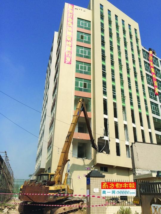 龙华9层高拆迁安置项目未批先建 昨被强制拆除