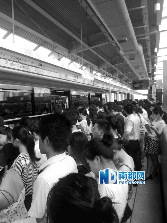 深圳地铁龙华线又出故障 乘客挤满站台纷纷吐槽