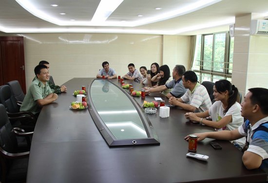 八一临近 街道办携手信和物业慰问消防官兵