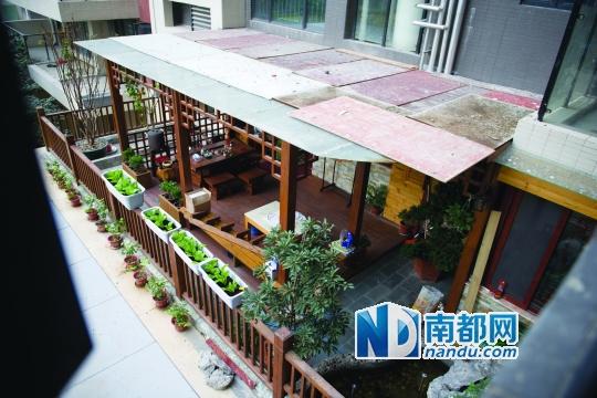 光明查违办一职员小区违建凉亭 超期仍未自拆