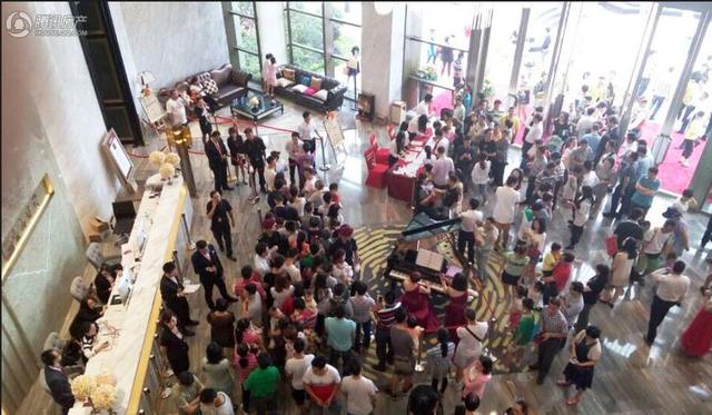 5.1小长假深圳被堵了 千人集结任性抢房冲高