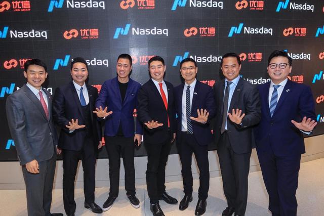 京基投资创始人陈家荣(左二)在仪式现场与优信集团董事长兼ceo戴琨(中