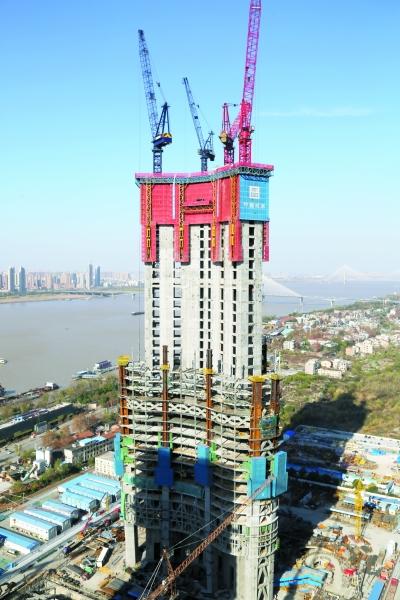 武汉绿地中心突破200米 焊接机器人1个顶4名