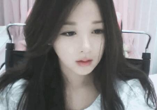 映客最美网红驾到MOMΛ焕城 引数万人舔屏