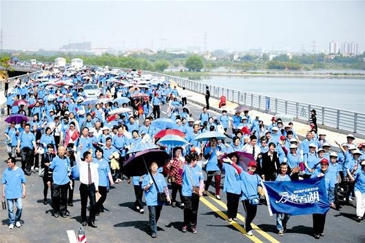 严西湖大桥通车千人徒步穿行20分钟可抵水果湖