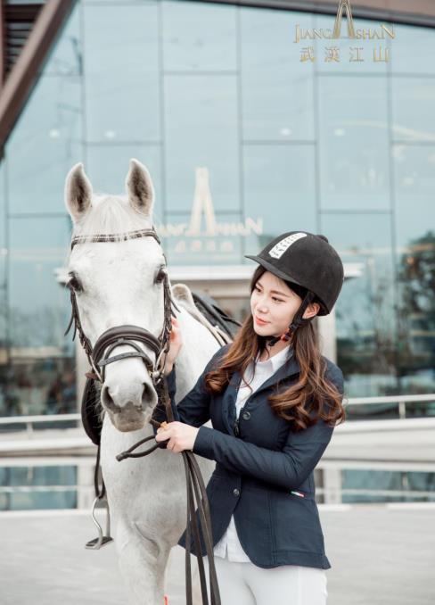 青山江滩惊现马中贵族沙加阿拉伯马与美女亲密互动