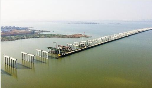 图文:武汉最宽跨湖大桥明年底通车