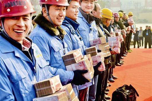 开发商2000万现金发工资 农民工乐开花