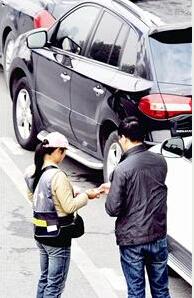 图文:武汉路边停车 明起暂停收费