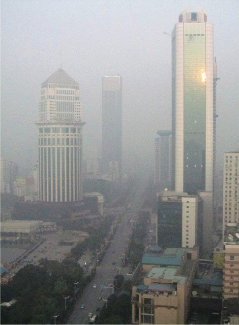 武汉首次启动雾霾二级响应 停止工地渣土