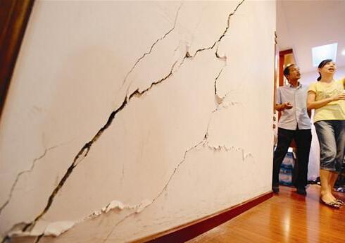 后湖幸福人家现墙裂裂 最宽处能塞打火机