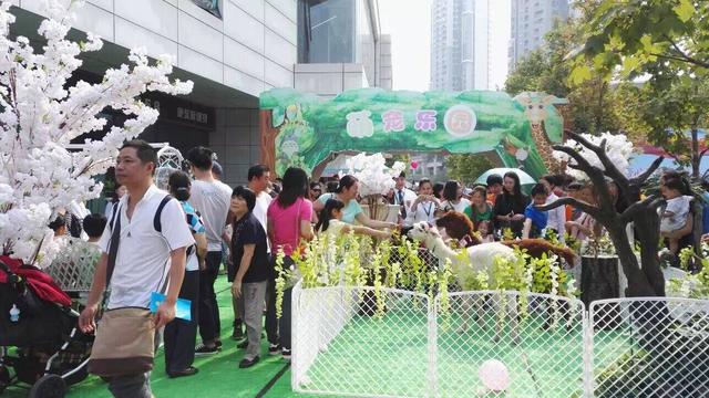 壹心相伴 武汉华侨城东方里商业街一周年狂欢