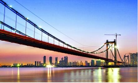 鹦鹉洲长江大桥70%桥面已铺装沥青