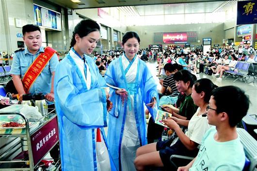 图文:武汉铁路出行客流全国第四