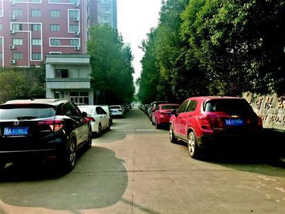 私家车堵住消防通道 附近收费停车场空空如也