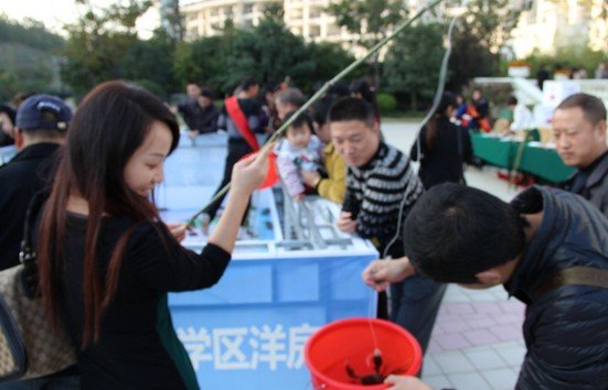 随州碧桂园首届螃蟹节隆重举行 市民钓蟹吃蟹乐在其中_房产武汉站_腾讯网