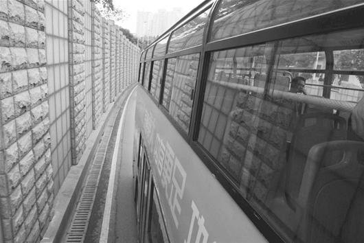 双层巴士首次钻进了地下通道 因路面拥堵