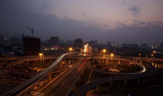 解读中国经济:股市、房市与汇市