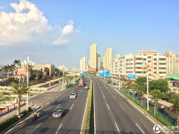 厦漳跨海大桥以及建设中的厦漳城际轻轨,厦漳同城大道均横贯角美镇