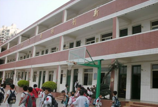 思明区民办学校世平学校(位于龙山中路)和龙山小学(莲花五村龙山南路1