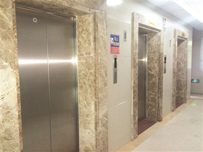 漳州鑫荣嘉园小区业主很头疼 电梯罢工垃圾成