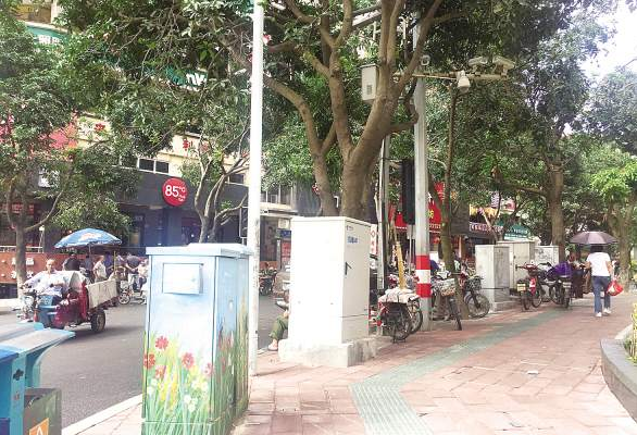 台湾街和江头南路交界处电箱扎堆.记者 雷妤 摄