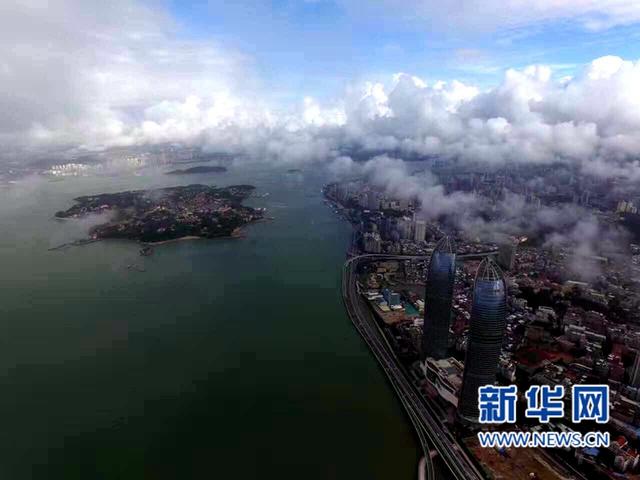 震撼55层楼高处看云上厦门