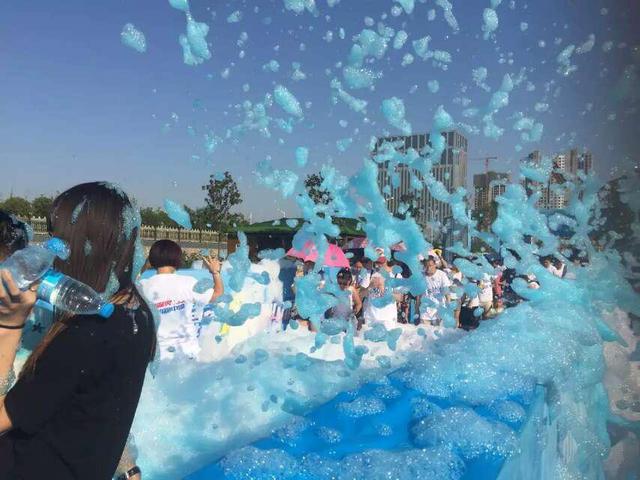 中渝国际城首届泡泡跑音乐节HIGH翻北城