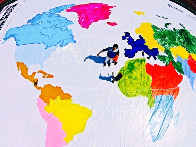 古城亲子协力手绘最大世界地图 上"世界"头条!_房产西安站_腾讯网
