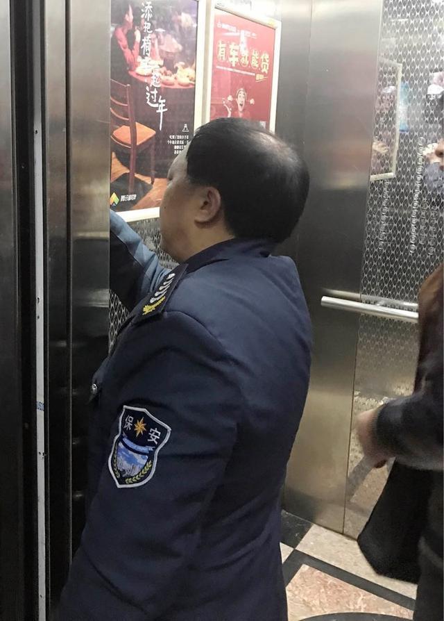 一张电梯卡要管3栋楼800多户 打卡电梯到底卡住了谁？