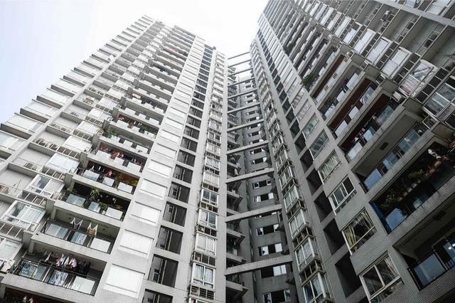 一张电梯卡要管3栋楼800多户 打卡电梯到底卡住了谁？
