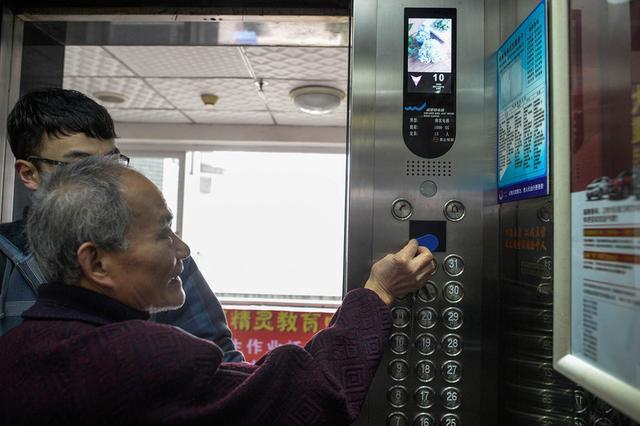 一张电梯卡要管3栋楼800多户 打卡电梯到底卡住了谁？